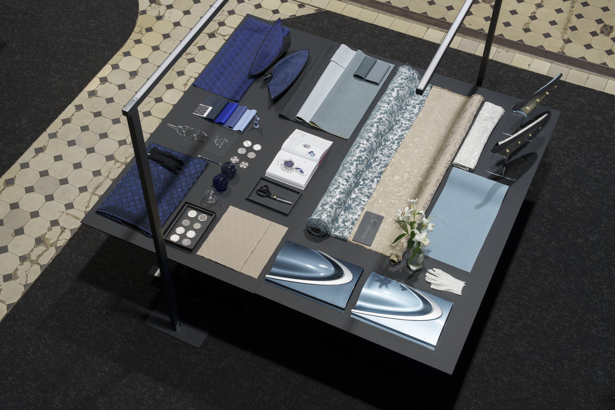 Das Design Studio dient sowohl als Atelier als auch als Galerie: ein Ort, an dem Materialien entwickelt, geprüft und im Kontext des Hypercars präsentiert werden, in dem sie zum Einsatz kommen werden.